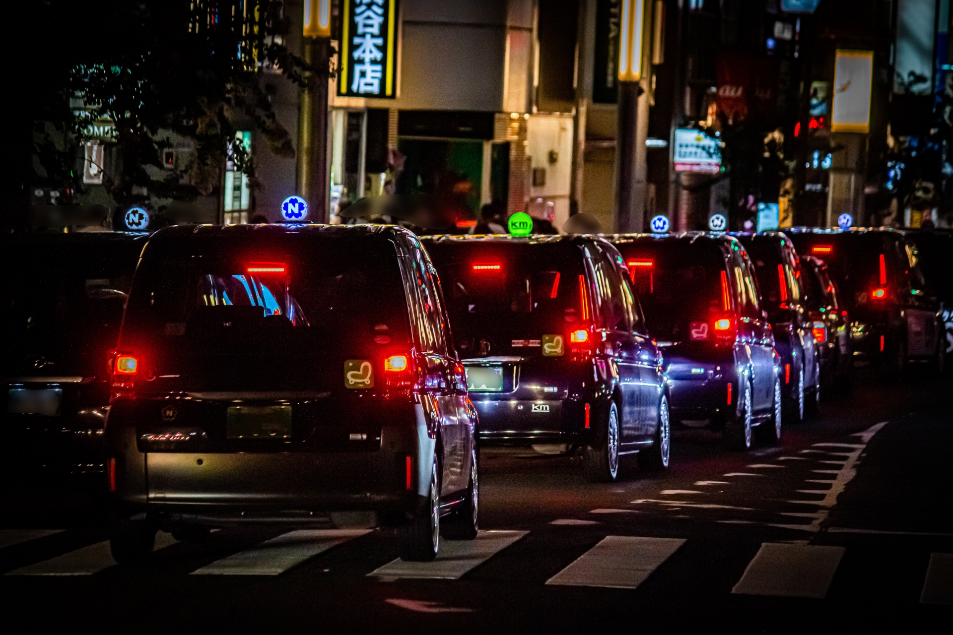 夜が繁忙期であるタクシー画像